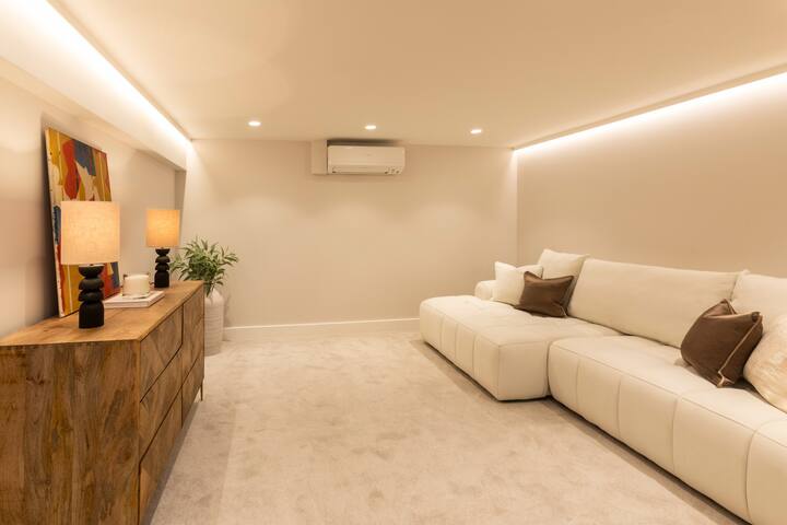 3 Bed with Cinema Room in Portobello Road corner gallery image 3