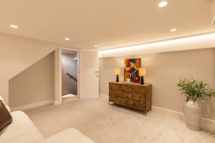 3 Bed with Cinema Room in Portobello Road corner gallery image 4