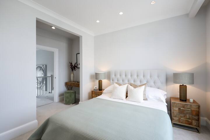 3 Bed with Cinema Room in Portobello Road corner gallery image 5