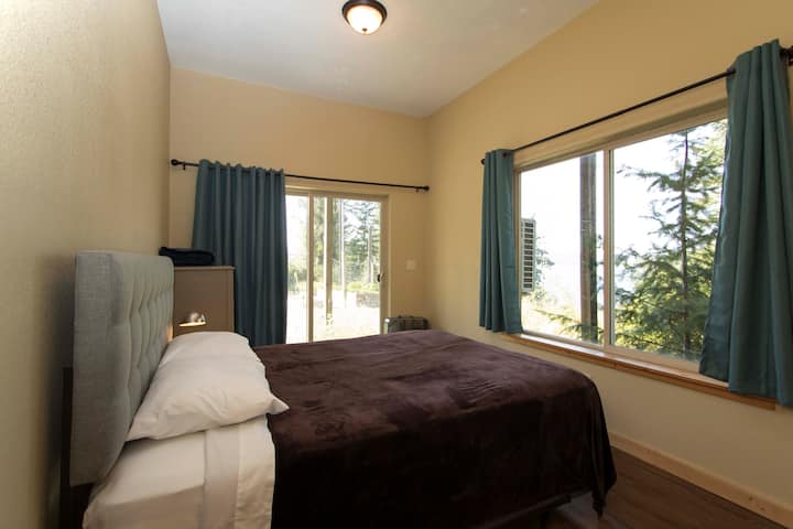 Პირველი სართულის საძინებელში არის ორადგილიანი საწოლი და სრული აბაზანა, საიდანაც ულამაზესი ხედი იშლება ტბაზე.