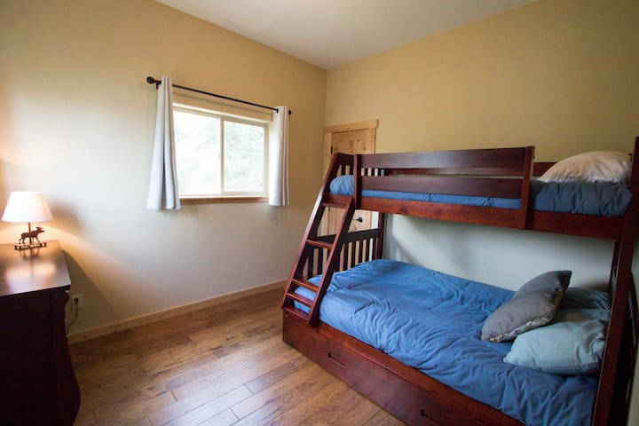 Ორსართულიანი ოთახი მთავარ სართულზე.  Ტყუპი ზომის საწოლი გამოდის ქვედა ბიძგის ქვეშ, გორგოლაჭებზე.