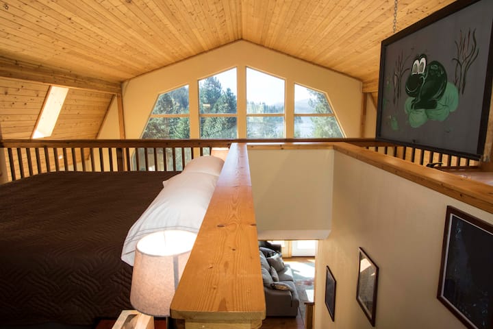 Ლოფტის კომპლექტზე ლამაზი ხედი იშლება ტბაზე.