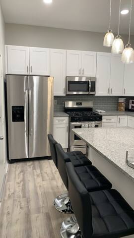 AirBissell-6bd,2 bth in the heart of Lincoln Park gallery image 5