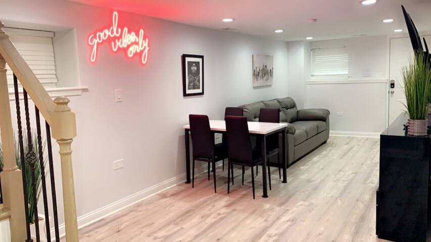 AirBissell-6bd,2 bth in the heart of Lincoln Park gallery image 4