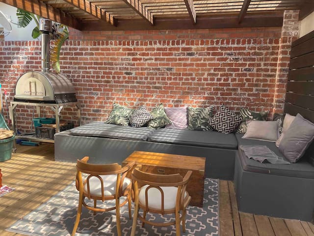 4bed family home, with solar +pizza +games room