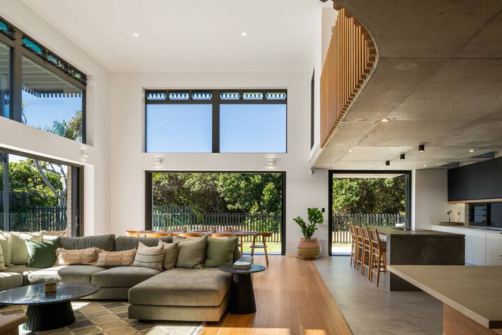 Oceanic House: Award-Winning Beachfront Luxury gallery image 2