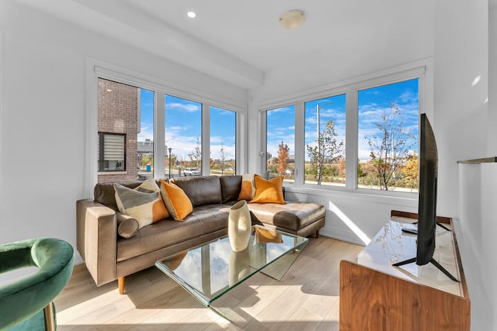 Upscale Townhome Retreat near Downsview Park Blvd gallery image 2