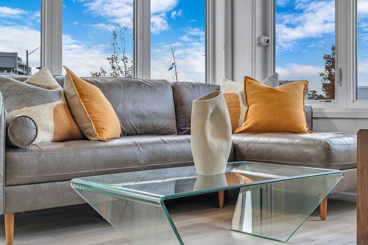 Upscale Townhome Retreat near Downsview Park Blvd gallery image 3