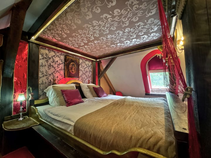 Не мора да носите чаршафи. Сѐ е подготвено за вас.