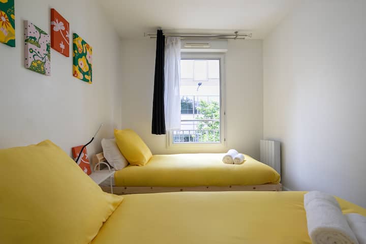 Chumba cha kulala na vitanda viwili vya mtu mmoja