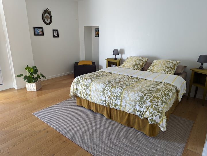 Na poschodí: spálňa Genêts s individuálnou sprchou