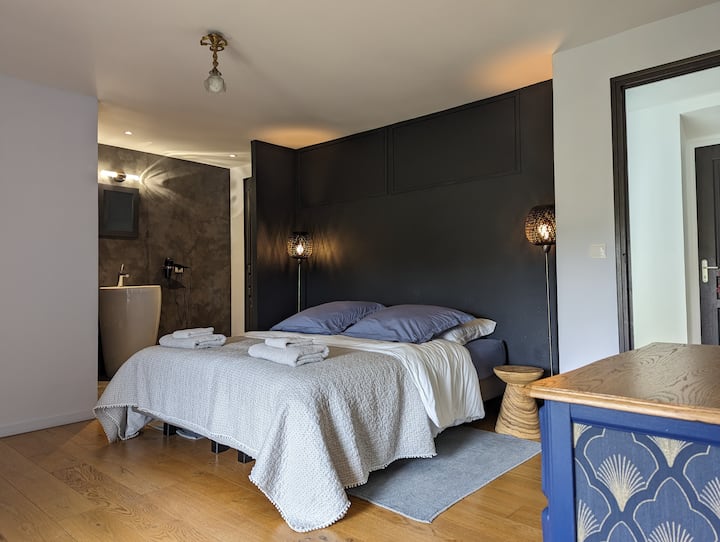 Na poschodí: spálňa Hortensia s vlastnou kúpeľňou so sprchovacím kútom