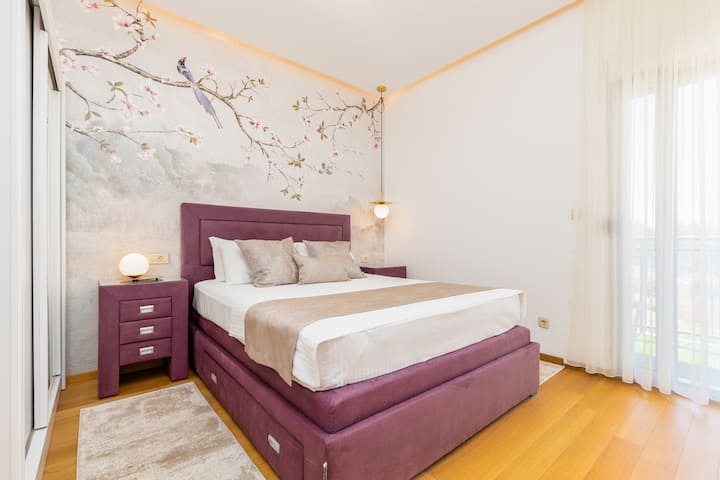 Спалнята има двойно легло, две нощни шкафчета и голям гардероб. 