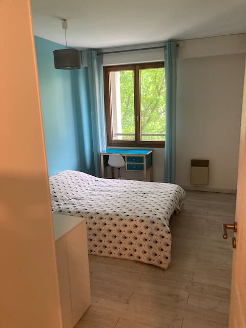 Top Airbnb: Bedroom & bathroom, independent entrance à Grenoble