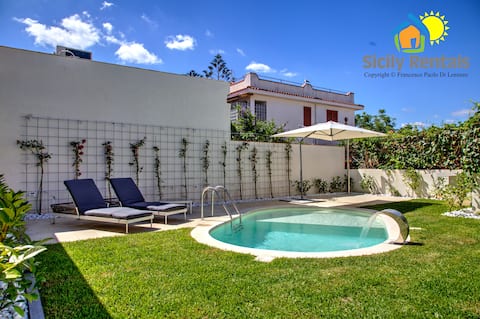 Villa with pool near the sea