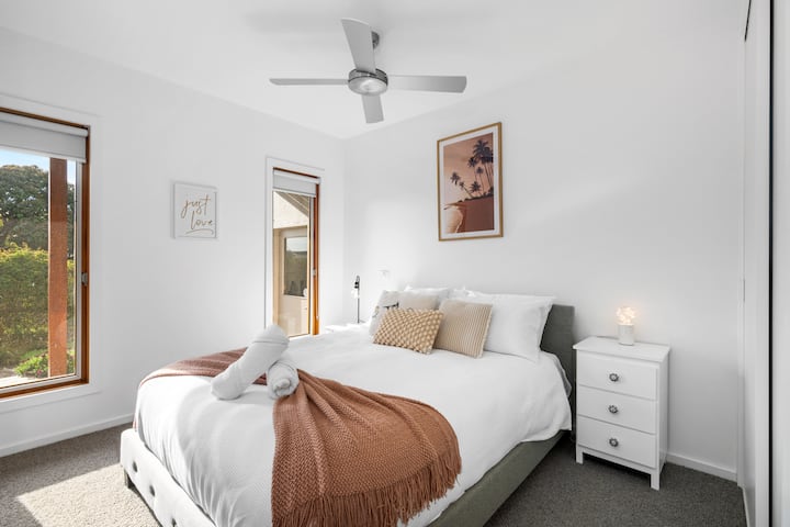 חדר שינה 2
מיטת קווין סייז - מצעים - וילונות האפלה,
מאוורר תקרה. מחסן בגדים.
כריות ושמיכות נוספות.