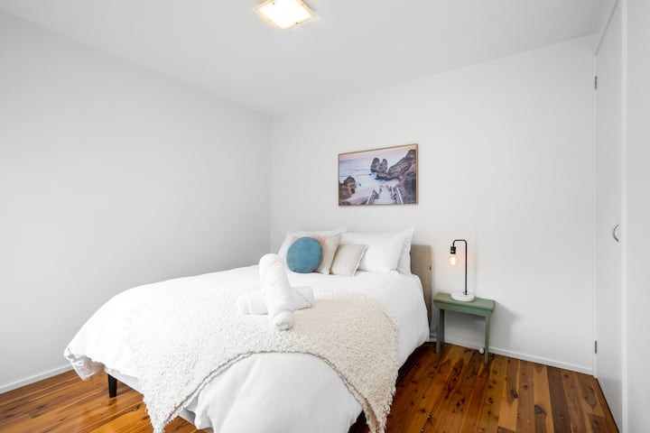 חדר שינה 3
מצעים עם מיטת קווין - וילונות שחורים.
כריות ושמיכות לאחסון בגדים
קולבים