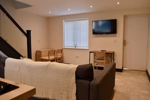 Top Airbnb: Charming Guesthouse in Wythall