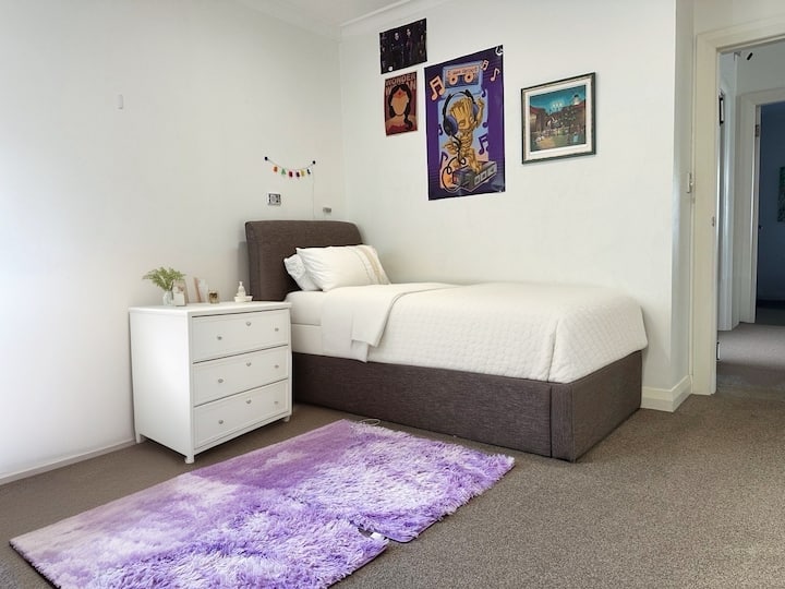 Მყუდრო მესამე საძინებელი კომფორტული ერთადგილიანი საწოლითა და საწოლის ქვეშ, რომელიც იდეალურია დამატებითი სტუმრების მისაღებად.