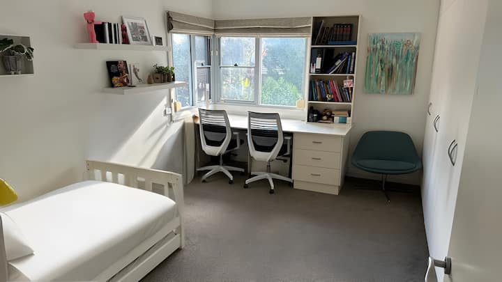 Ნათელი და ჰაეროვანი მეორე საძინებელი ჩაშენებული სამუშაო მაგიდით და საკმარისი სათავსოთი, იდეალურია სამუშაოდ ან სასწავლებლად.