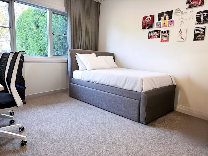 Კომფორტული მეოთხე საძინებელი ერთადგილიანი საწოლითა და საწოლის ქვეშ, რომელიც იდეალურია დამატებითი სტუმრების მისაღებად.