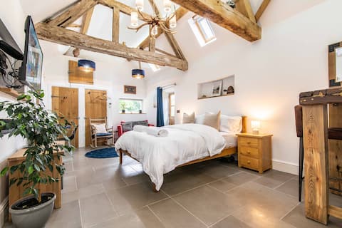 Top performing Airbnb: Converted barn near airport, NEC and Resorts World in Bickenhill And Marston Green