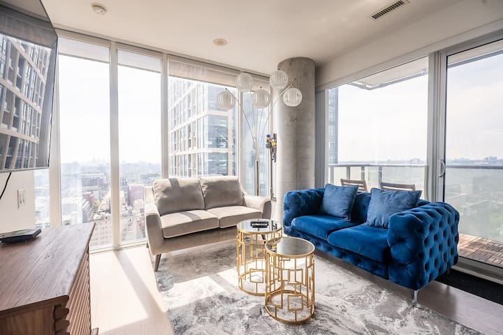 Modern 2BR Condo • Breathtaking Views • Parking