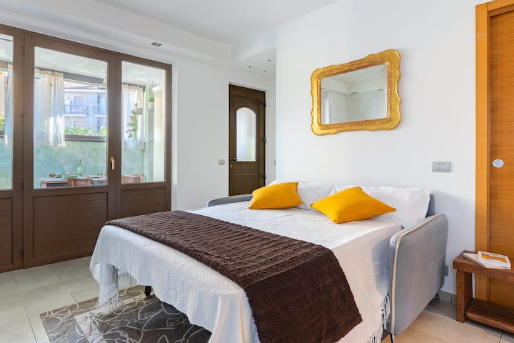 残りの3人目と4人目のゲストのためのダブルソファベッド（ 160 x 190 ）。