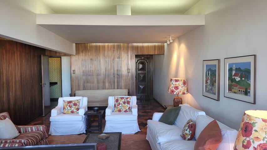 Amplo ap de frente pro Mar, no Leme gallery image 5