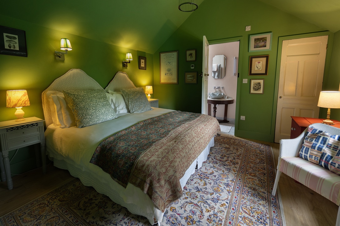 Მწვანე ოთახის საწოლი შეიძლება იყოს სუპერ დიდი ან ორადგილიანი საწოლები.