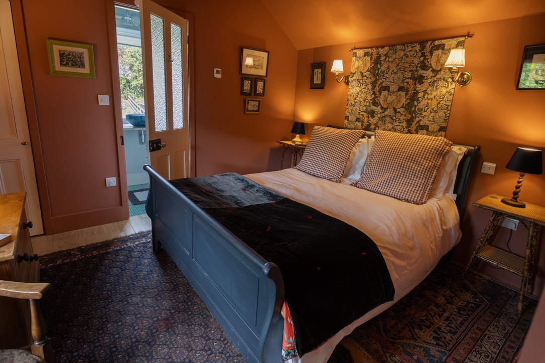 Წითელი საძინებელი დიდი ზომის საწოლით