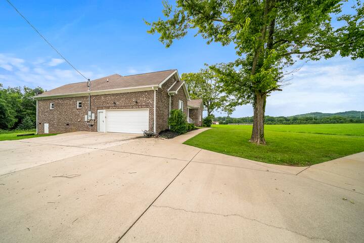 House of Peace-8 miles from Downtown with Jacuzzi gallery image 2