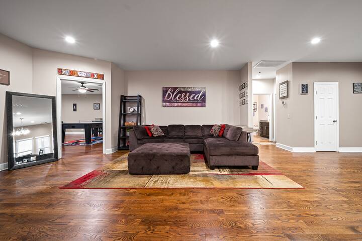 House of Peace-8 miles from Downtown with Jacuzzi gallery image 3