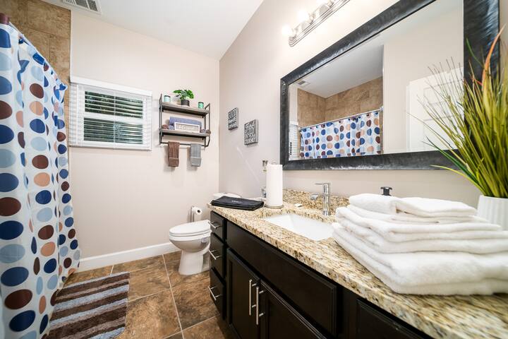 House of Peace-8 miles from Downtown with Jacuzzi gallery image 5