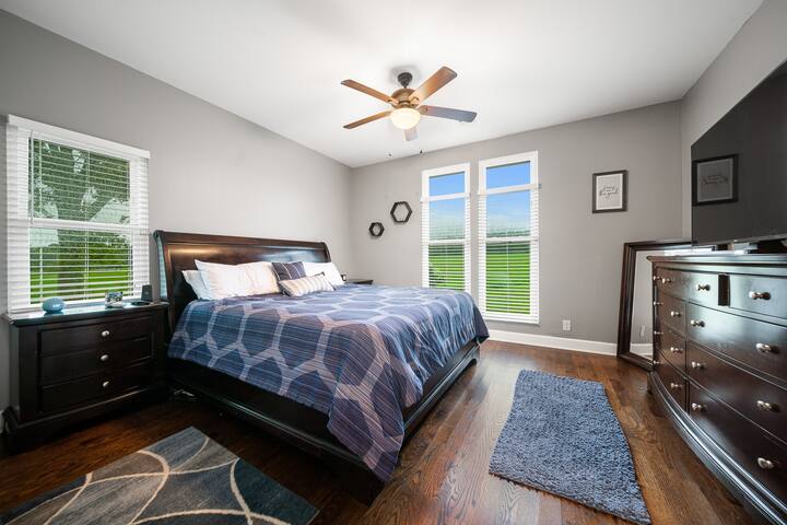 House of Peace-8 miles from Downtown with Jacuzzi gallery image 4