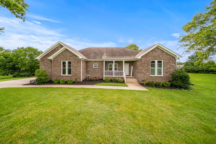 House of Peace-8 miles from Downtown with Jacuzzi