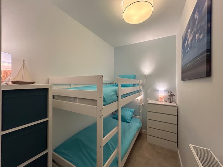 Brvnara s 2 kreveta na kat dimenzija 90 x 200. Posteljina u hotelskom stilu. Dovoljno prostora za odlaganje. 