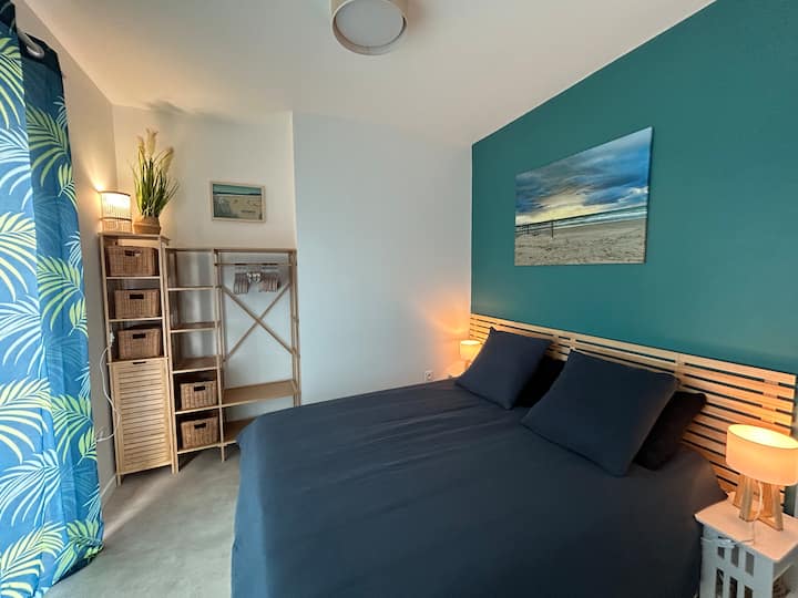 Spavaća soba s krevetom 160x200, hotelskom posteljinom, okrenuta prema zapadu, s natkrivenom terasom s pogledom na more.  