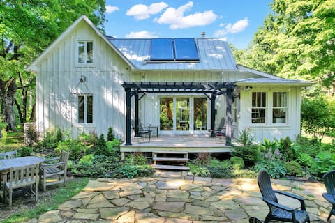 Forest Retreat: Poolside Bliss Close to Campus