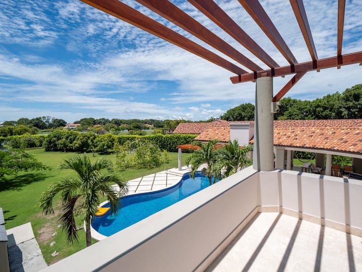 Luxury Home for 10 with Pool | Family Friendly