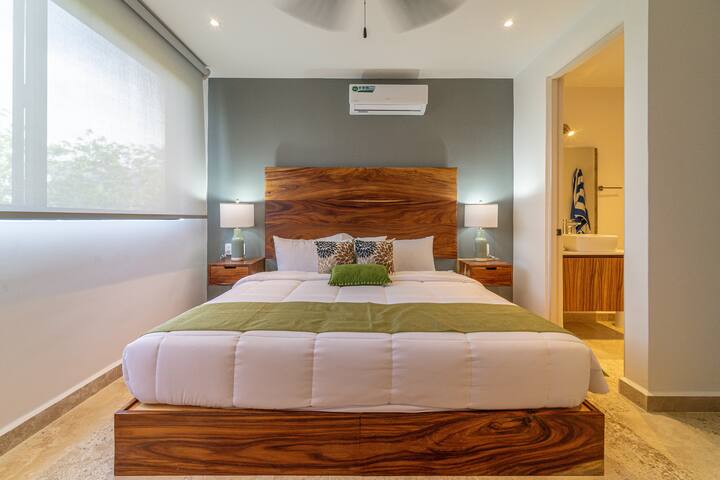 Escápate a la comodidad en nuestro dormitorio bellamente decorado