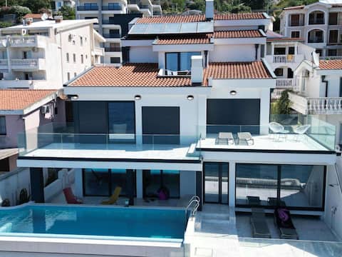 Popular Airbnb listing: Sea Cliff Villa in Nišice