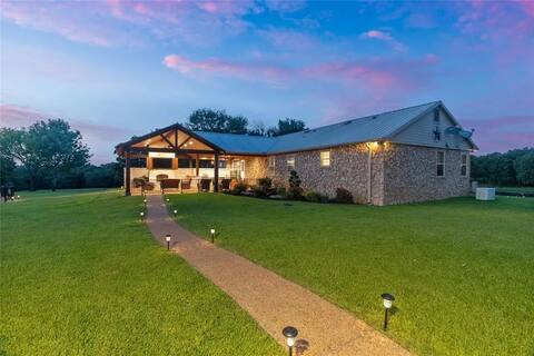 King Size Comfort in Rustic Ranch Hideaway