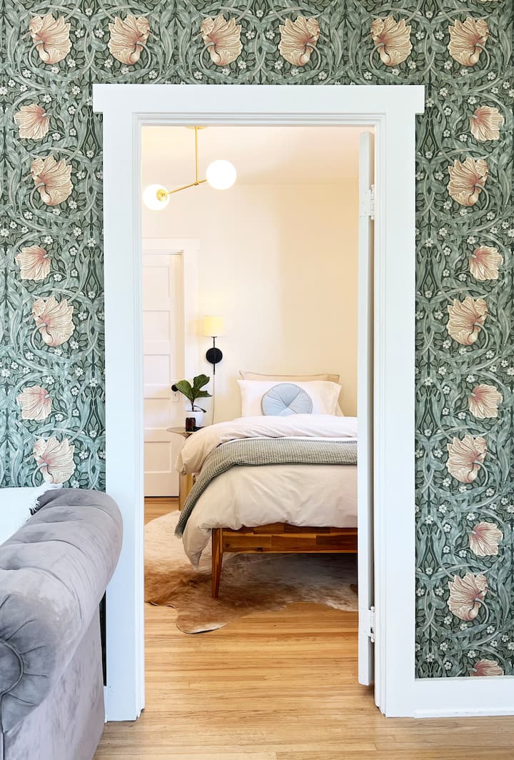 تحتوي غرفة النوم الأولى على سرير مزدوج مع أسرّة فاخرة وإمكانية الوصول المباشر إلى الحمام.