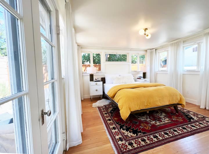 تقع غرفة النوم الرئيسية الثانية في الجزء الخلفي من المنزل.  ويتميز بنوافذ من جميع الجوانب مع سرير مريح متوسط الحجم.