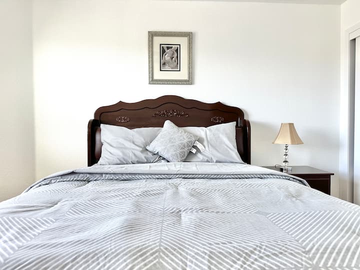 Spálňa na poschodí s manželskou posteľou