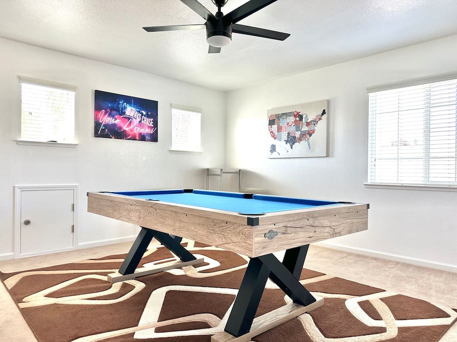 Airbnb Spacious Family Home, Beautiful Yard & Game Room