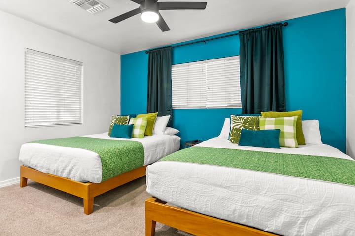 【Schlafzimmer Nr.3】2 Queensize-Betten nebeneinander. Beginne einen Kissenkampf mit unseren hochwertigen Kissen, Decken und Bettwäsche!