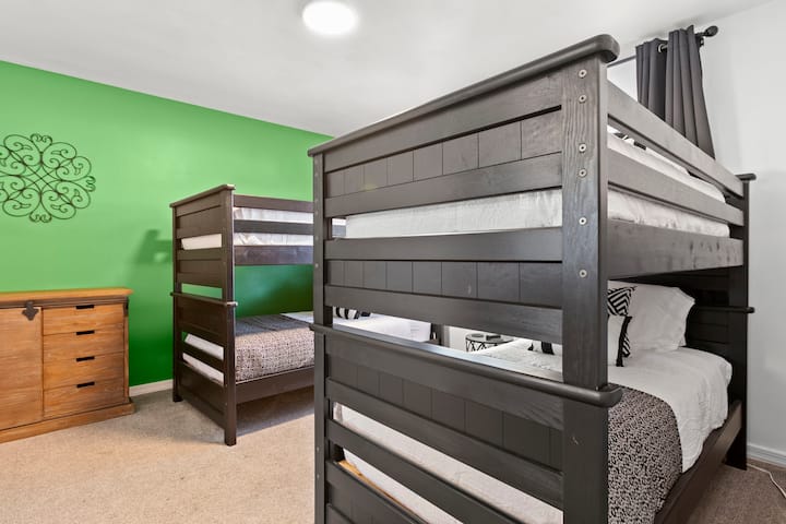 【Schlafzimmer #4】 mit zwei Etagenbetten aus Holz und ursprünglichem modernem Design. Auf der linken Seite, große Schränke und Kommoden, um deine Gegenstände unterzubringen