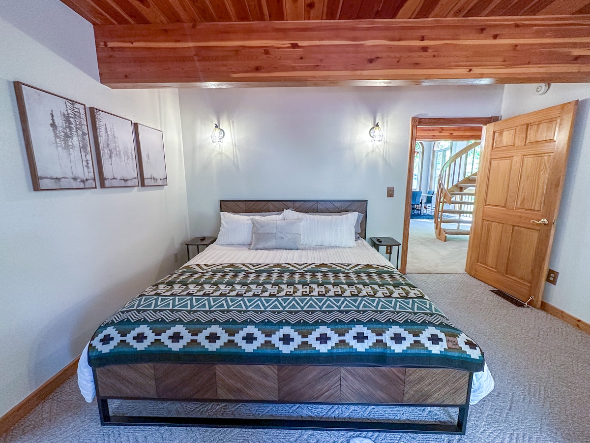 מיטת קינג בחדר השינה הראשי